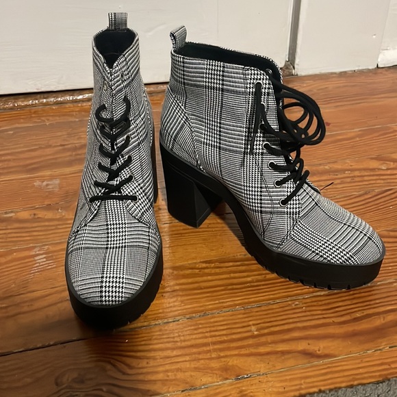 Forever 21 Gray Plaid Lace-Up Booties - Picture 2 of 3